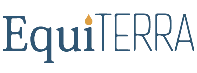 Logo von EquiTERRA, bestehend aus dem Schriftzug "Equi" in einer blauen Serifenschrift und "TERRA" in einer blauen, modernen, serifenlosen Schrift. Über dem Buchstaben "i" ist ein orangefarbenes Tropfensymbol anstelle des Punktes platziert.